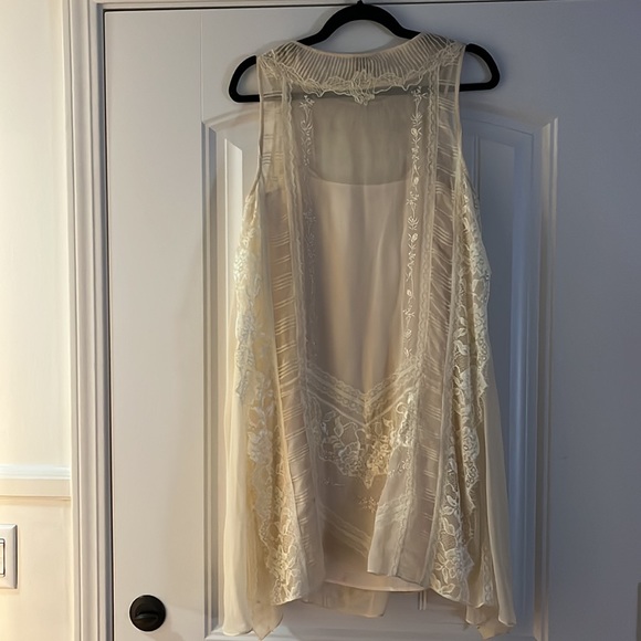Haute Hippie XS Cream 100% silk dress. Under layer, top layer with embroidery. - Picture 3 of 5